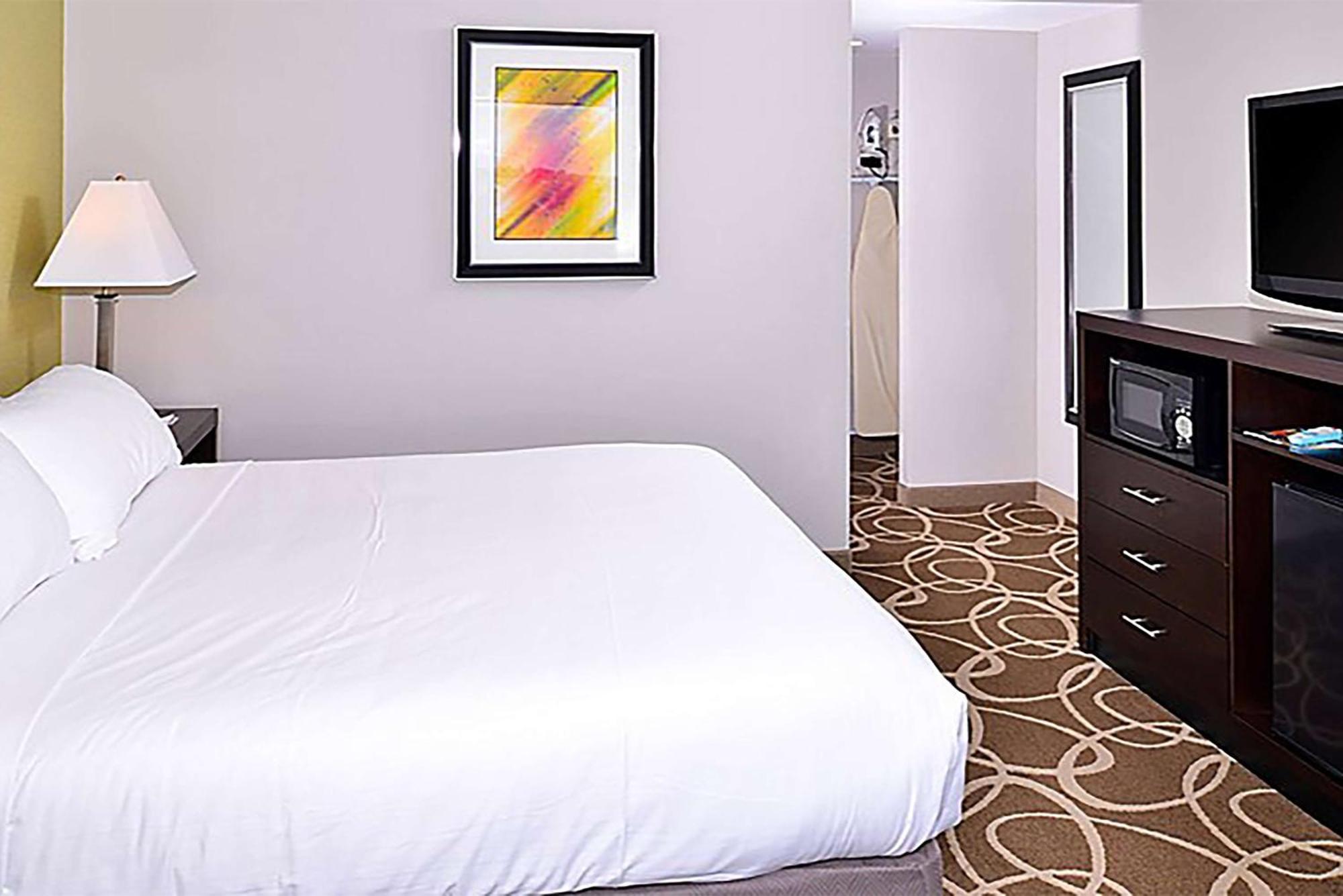 Elimwood Hotel, A Ramada By Wyndham Maryland Heights Exterior photo
