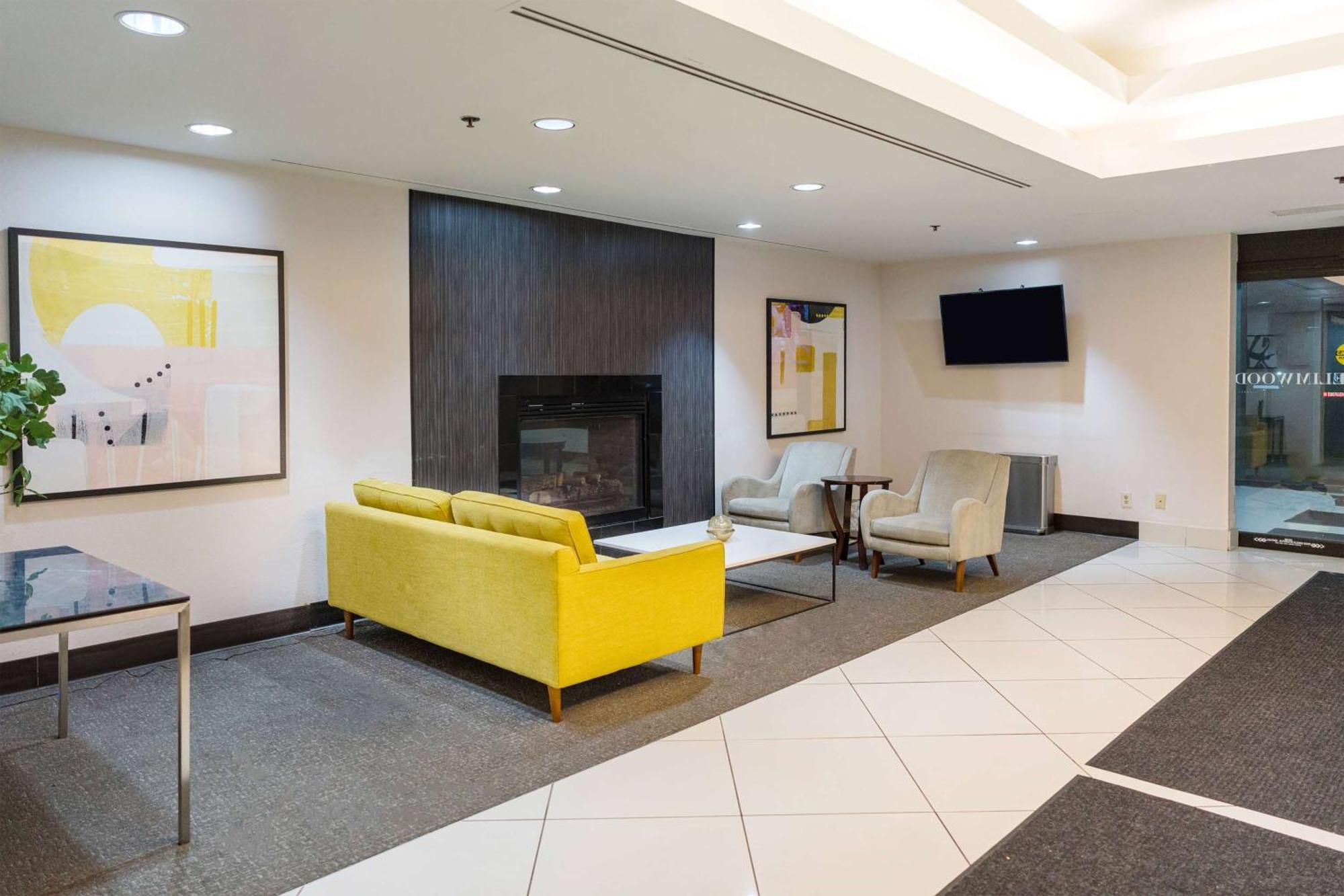 Elimwood Hotel, A Ramada By Wyndham Maryland Heights Exterior photo